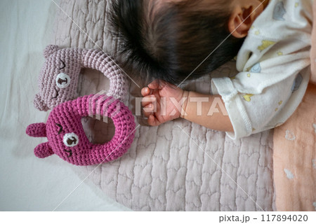 手編みのガラガラと新生児の手 手編みのガラガラと新生児の手 117894020