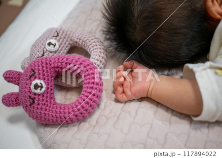 手編みのガラガラと新生児の手 117894022