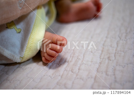 赤ちゃんの足 117894104