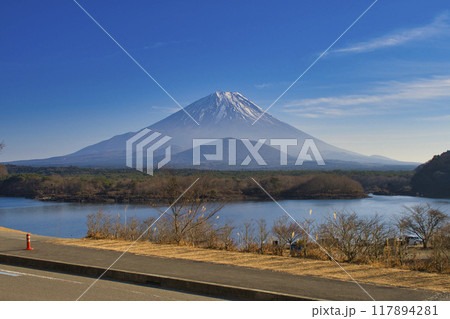 【山梨県】精進湖から眺める冬の富士山 【山梨県】精進湖から眺める冬の富士山 117894281