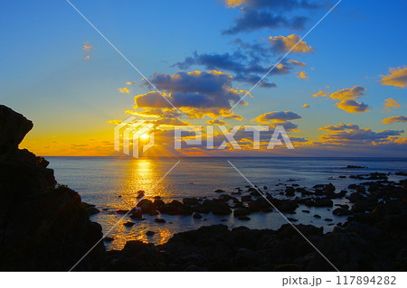 高知県室戸岬烏帽子岩展望台から観た太平洋に昇る日の出風景　Ver3 117894282