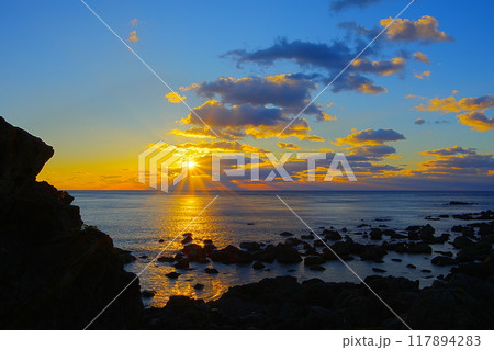 高知県室戸岬烏帽子岩展望台から観た太平洋に昇る日の出風景 Ver2 高知県室戸岬烏帽子岩展望台から観た太平洋に昇る日の出風景 Ver2 117894283