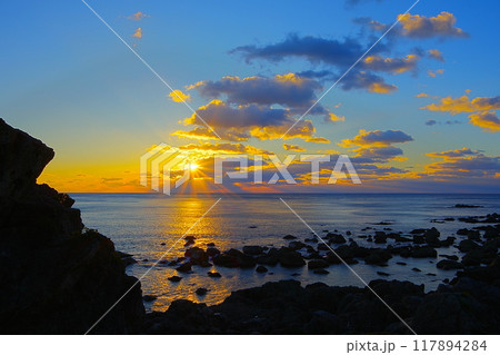 高知県室戸岬烏帽子岩展望台から観た太平洋に昇る日の出風景　Ver1 117894284