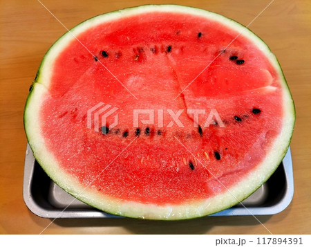 カットしたスイカの断面 117894391