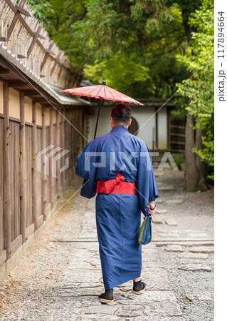 浴衣を着た男性 117894664