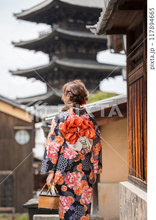 五重塔を背景に立つ着物の女性 五重塔を背景に立つ着物の女性 117894665