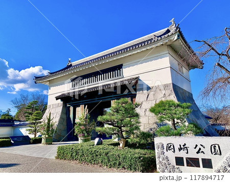門松と青空に彩られた正月の岡崎城大手門〈岡崎城公園/愛知県岡崎市〉 門松と青空に彩られた正月の岡崎城大手門〈岡崎城公園/愛知県岡崎市〉 117894717