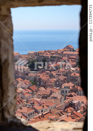 窓から見る海外の街 117894735