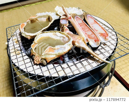 七輪で焼いたカニ 七輪で焼いたカニ 117894772