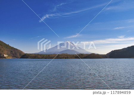 【山梨県】精進湖から眺める冬の富士山 117894859