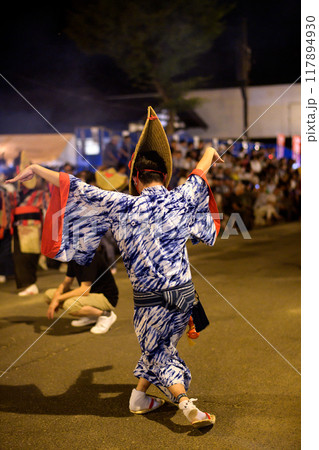 西馬音内盆踊り　藍染浴衣と編み笠の男性　2024年　秋田県 117894930