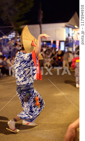 西馬音内盆踊り 藍染浴衣と編み笠の男性 2024年 秋田県 西馬音内盆踊り 藍染浴衣と編み笠の男性 2024年 秋田県 117894938