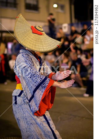 藍染浴衣と編み笠で踊る女性　西馬音内盆踊り　2024年　秋田県 117894962