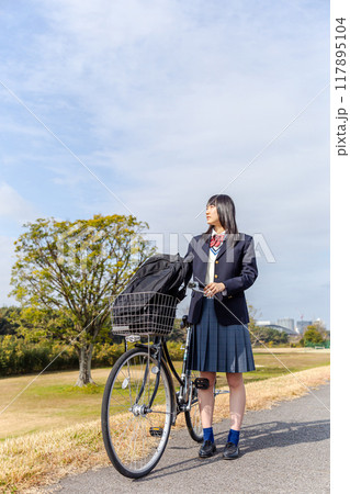 自転車通学　女子高生 117895104