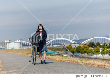 自転車通学　女子高生 117895105