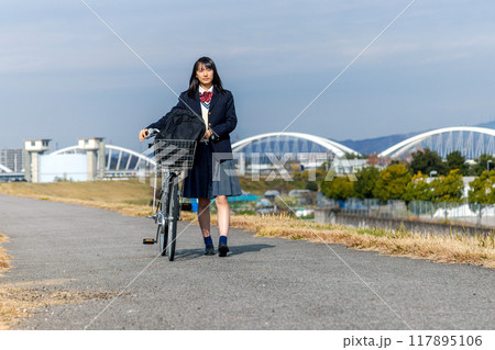 自転車通学 女子高生 自転車通学 女子高生 117895106