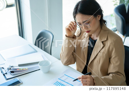 Businesswoman is thinking and is stressed about work. Businesswoman is thinking and is stressed about work. 117895148