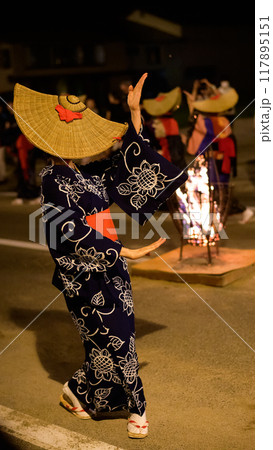 藍染浴衣と編み笠で踊る女性　西馬音内盆踊り　2024年　秋田県 117895151