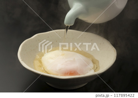 温泉卵 白だしをかける 117895422