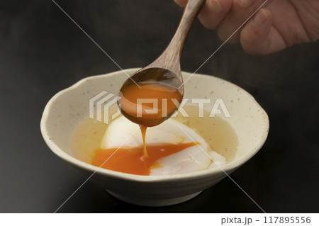 温泉卵　スプーンですくう 117895556