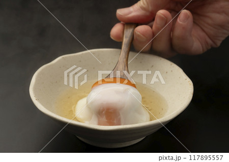 温泉卵　スプーンですくう 117895557