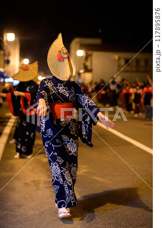 藍染浴衣と編み笠で踊る女性 西馬音内盆踊り 2024年 秋田県 藍染浴衣と編み笠で踊る女性 西馬音内盆踊り 2024年 秋田県 117895876