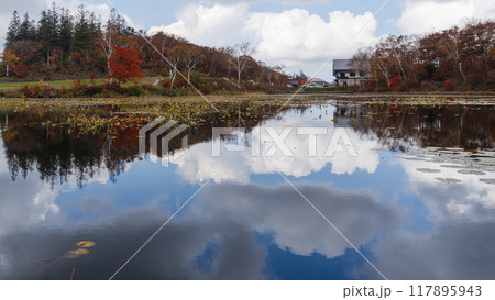 木戸池に反射する雲と紅葉【志賀高原】長野県・10月 木戸池に反射する雲と紅葉【志賀高原】長野県・10月 117895943