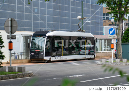札幌市内を走る路面電車 117895999