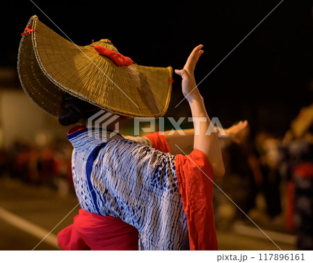 藍染浴衣編み笠で踊る女性 西馬音内盆踊り 2024年 秋田県 藍染浴衣編み笠で踊る女性 西馬音内盆踊り 2024年 秋田県 117896161