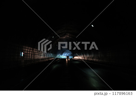 暗いトンネル内に美しい光 117896163