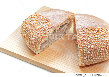 栗の餡子が入った菓子パン【白背景・切り抜き】 栗の餡子が入った菓子パン【白背景・切り抜き】 117896227