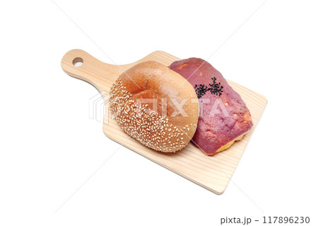 栗とサツマイモをイメージした菓子パン【白背景・切り抜き】 117896230