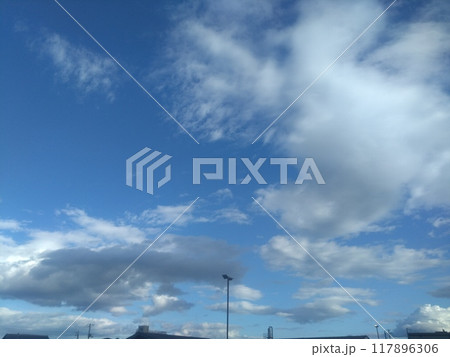 青空に広がる雲 117896306