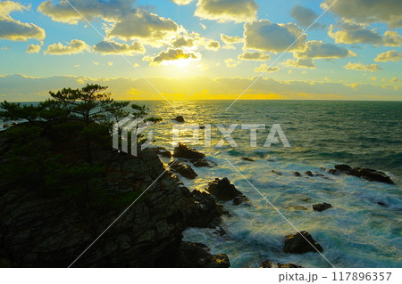 空海修行の地行道不動から観た岩礁に白波打ち寄せる太平洋の夕景　 117896357