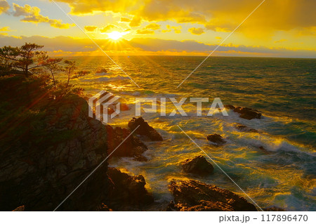 空海修行の地から観た岩礁に荒波打ち寄せる太平洋に沈む夕陽の風景　Ver6 117896470