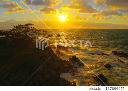 空海修行の地から観た岩礁に荒波打ち寄せる太平洋に沈む夕陽の風景　Ver3 117896473
