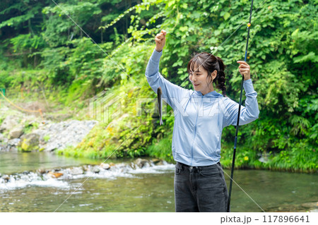 渓流で釣りをする女性 フィッシングを楽しむ女性 渓流で釣りをする女性 フィッシングを楽しむ女性 117896641