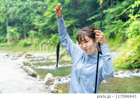 渓流で釣りをする女性　フィッシングを楽しむ女性 117896643