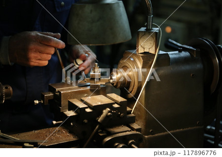 町工場の職人 117896776