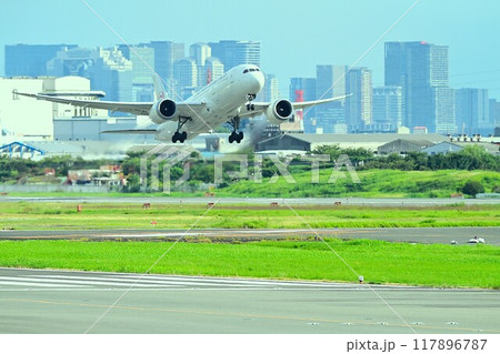 離陸する飛行機 離陸する飛行機 117896787