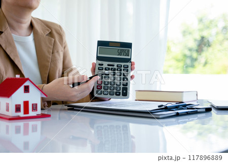 Real estate agent show house price. Real estate agent show house price. 117896889