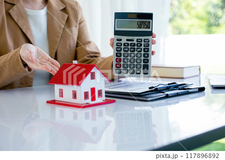 Real estate agent show house price. 117896892