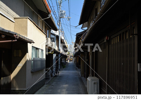 京都の街並み 117896951
