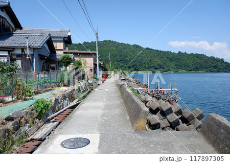 琵琶湖・沖島　湖岸の道 117897305