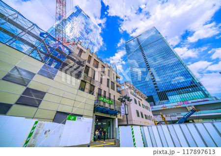 日本の東京都市景観 さよなら渋谷駅西口…解体が進み夏空が見えるように…ふわふわした雲が通過=8月1日 日本の東京都市景観 さよなら渋谷駅西口…解体が進み夏空が見えるように…ふわふわした雲が通過=8月1日 117897613