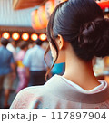 浴衣でお祭りに来た女性 117897904