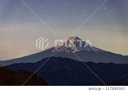 南大菩薩・大蔵高丸から未明の富士山と星空 117898363