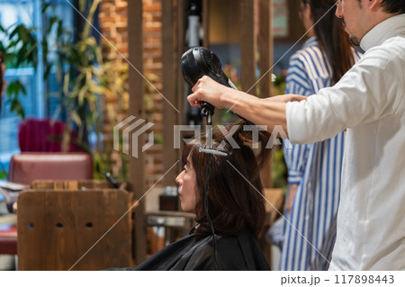 beauty parlor 117898443