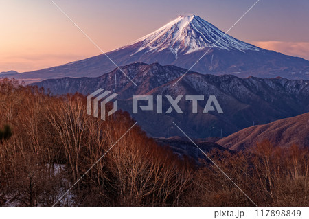 南大菩薩・大蔵高丸から見る夜明けの富士山 南大菩薩・大蔵高丸から見る夜明けの富士山 117898849