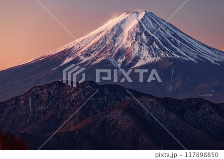 南大菩薩・大蔵高丸から見る夜明けの富士山 南大菩薩・大蔵高丸から見る夜明けの富士山 117898850